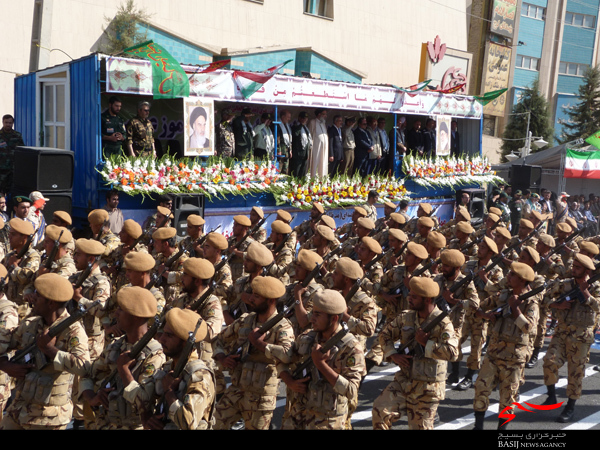 رژه نیروهای مسلح در نخستین روز از هفته دفاع مقدس در استان البرز برگزار شد