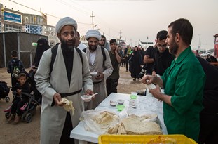 توزیع ۱۶۰ هزار غذای تبرکی در میان زائران اربعین