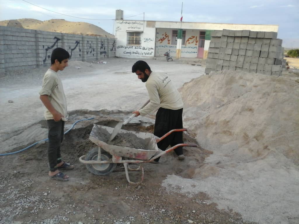 بسیجیان عشایر خوزستان درحال کمک های عمرانی به مدارس هستند