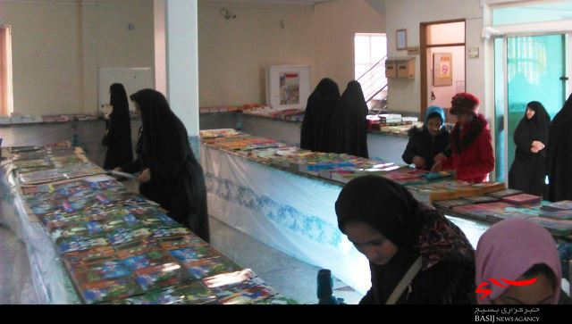 بازدید بسیجیان پایگاه محدثه شهرستان بهار از نمایشگاه کتاب
