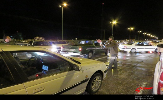امدادرسانی سپاه ناحیه سمنان به مسافرین در راه مانده جاده ای