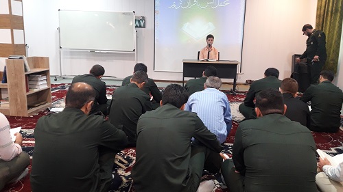 همزمان با  ماه مبارک رمضان محفل انس با قرآن در سپاه ناحیه ورامین برگزار شد.