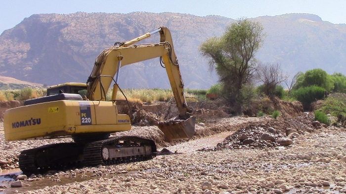 اجرای طرح لای روبی کانال های آبرسانی مناطق سیل زده سیروان