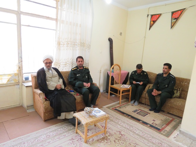 مسئول دفتر نمایندگی ولی فقیه در سپاه امیرالمومنین(ع) با خانواده شهید اسدی نیا دیدار کرد