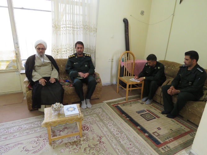 مسئول دفتر نمایندگی ولی فقیه در سپاه امیرالمومنین(ع) با خانواده شهید اسدی نیا دیدار کرد