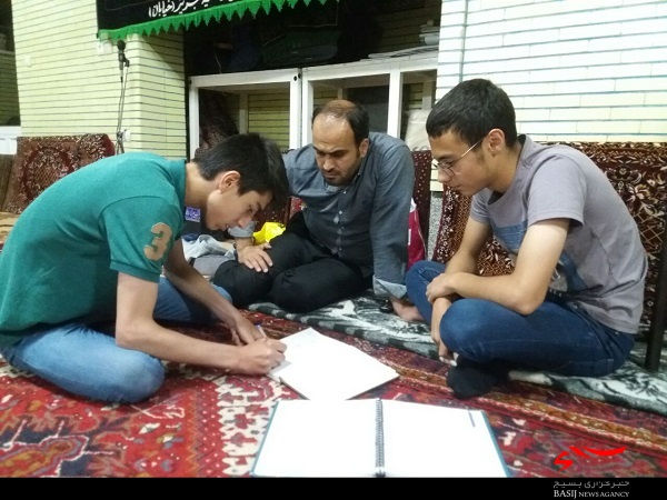 کلاس رفع اشکال در پایگاه شهدای گمنام تبریز برای دانش آموزان