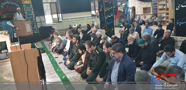 تصاویر/ حضور نیروهای انتظامی و فرماندهان بسیج در نماز جمعه دستجرد به مناسبت هفته دفاع مقدس