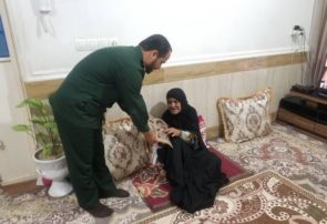 دیدار فرمانده ناحیه سپاه کنگان با مادر شهید فرحی