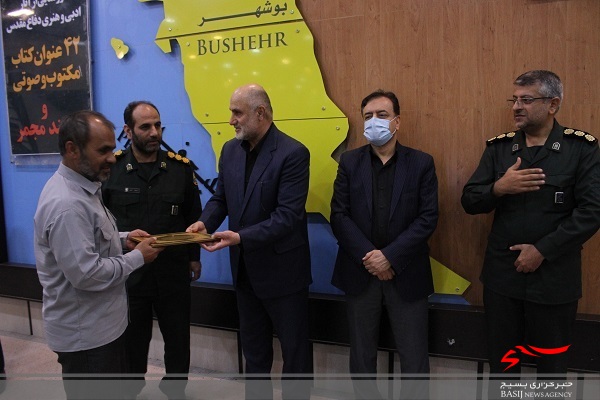 نویسندگان حوزه دفاع مقدس استان بوشهر تجلیل شدند