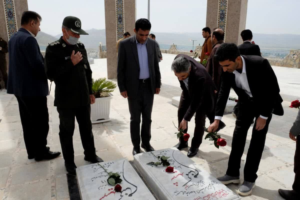 مزار شهدای گمنام شهر یاسوج توسط مسئولان فرهنگی و هنرمندان گلباران شد (+ تصاویر)