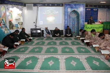 محفل انس با قرآن کریم با هدف بهره‌مندی سربازان از برکات معنوی کتاب آسمانی در خلیل آباد+عکس