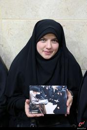 فاطمه خانم دختر شهید قارلقی همراه با عکس دیدار با مقام معظم رهبری با فرزندان شهدای مدافع حرم
