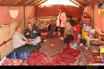 خضور گروه های جهادی برای ویزیت رایگان عشایر میانه در چادر یکی از خانواده عشایری