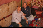 خضور گروه های جهادی برای ویزیت رایگان عشایر میانه در چادر یکی از خانواده عشایری