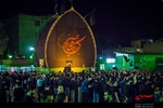 آئین سنتی نخل و علم گردانی یزدی‌های مقیم کرج همزمان با شب عاشورای حسینی