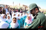 توزیع ۲۵۰۰ بسته لوازم التحریر بین دانش‌آموزان روستای ساق زاوه با حضور سردار نظری