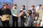 توزیع لوازم التحریر بین دانش‌آموزان بی‌بضاعت توسط سپاه ناحیه مسلم مشهد