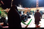 خادمین مشغول جمع کردن سجاده های نماز