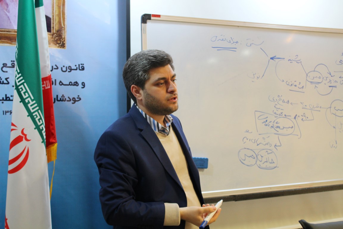 کارگاه های آموزشی با عناوین «بررسی نظارت بر انتخابات» و «آشنایی با قانون مجازات اسلامی جدید و تحولات ناظر بر آن»  برگزار شد.