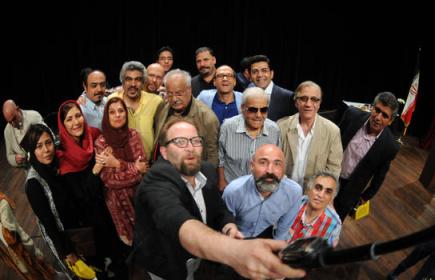 اهداء جایزه از دست کثیف‌ترینهای سینمای طاغوت