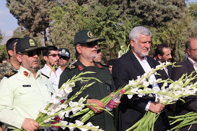 مزار شهدا در امامزاده محمد(ص) کرج غبارروبی و گلباران شد