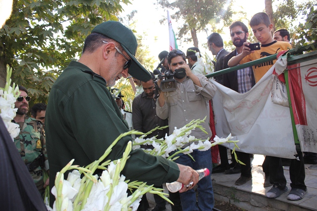 مزار شهدا در امامزاده محمد(ص) کرج غبارروبی و گلباران شد