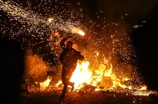 مصدومیت 4 آتش‌نشان در اثر پرتاب مواد منفجره
