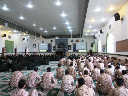 امام خمینی(ره) با سخنانش غرب را عاجز، شرق را متحیر و عربها را انگشت به دهان گذاشت