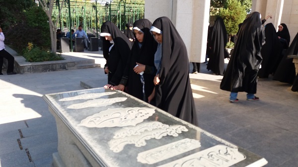 دیدار دانش آموزان از گلزار شهدای همدان