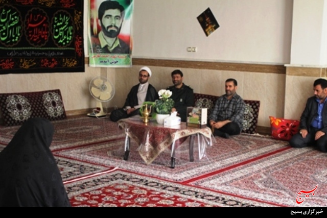 دیدار مسئولین سپاه ناحیه ابهر با خانواده شهدای عملیات مرصاد