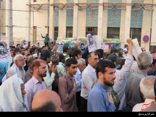 پیکر مطهر سردار شهید حیدر یزدانی روی دستان مردم قدرشناس برازجان