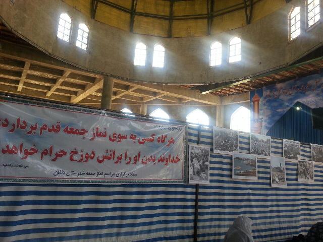 برپایی نمایشگاه عکس دفاع مقدس در حاشیه نماز جمعه شهرستان دلفان+تصاویر