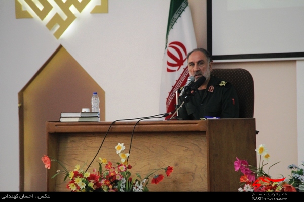 پاسداران باید عملکردی فراتر از رزمندگان دفاع مقدس داشته باشند
