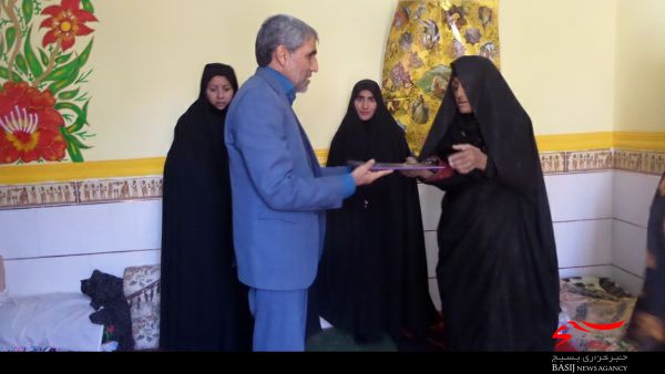 دیدار و سرکشی مسئولین ریگان از خانواده معظم شهدا+تصاویر