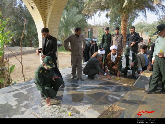 عطرافشانی مزار شهدای ریگان به مناسبت هفته بسیج /تصاویر