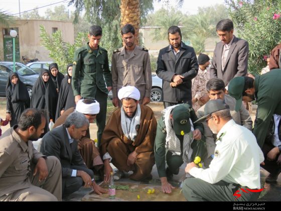 عطرافشانی مزار شهدای ریگان به مناسبت هفته بسیج /تصاویر