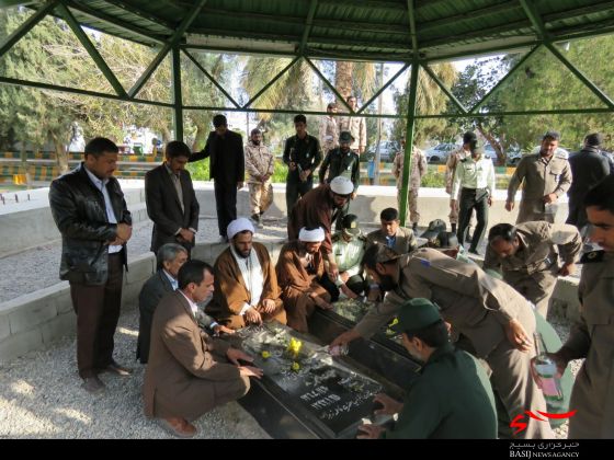 عطرافشانی مزار شهدای ریگان به مناسبت هفته بسیج /تصاویر