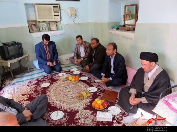 دیدار جمعی از مسئولین دیری با خانواده شهدا
