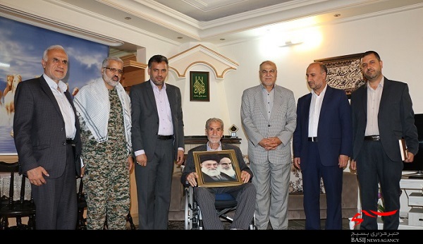 دیدار مدیرکل حفظ آثار دفاع مقدس قم با جانباز 70 درصد ارتش + تصاویر