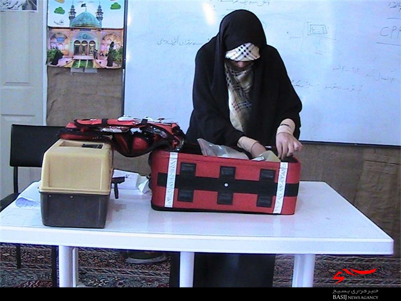 دوره آموزش امدادگری در پایگاه حضرت خدیجه(س) صرم قم برگزار شد دوره آموزش امدادگری در پایگاه حضرت خدیجه(س) صرم قم برگزار شد