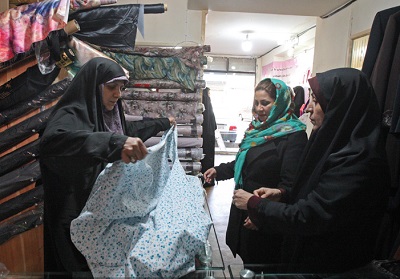 تعویض چادر کهنه با نو در نمایشگاه عفاف وحجاب حوزه فاطمیه قم تعویض چادر کهنه با نو در نمایشگاه عفاف وحجاب حوزه فاطمیه قم