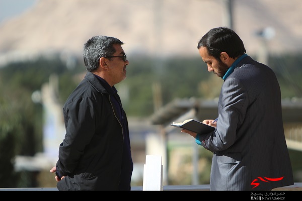خبرنگار بدون هیچ چشم داشتی خدمت رسانی می کند
