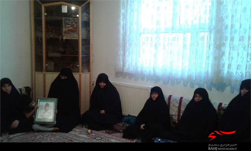 بسیجیان پایگاه حکیمه خاتون با خانواده شهید سید هاشم موسوی دیدار کردند بسیجیان پایگاه حکیمه خاتون با خانواده شهید سید هاشم موسوی دیدار کردند