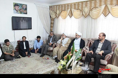 دیدار اعضای کنگره شهدای دانشجوی استان قم با خانواده شهید «علی اکبر عربی» دیدار اعضای کنگره شهدای دانشجوی استان قم با خانواده شهید «علی اکبر عربی»