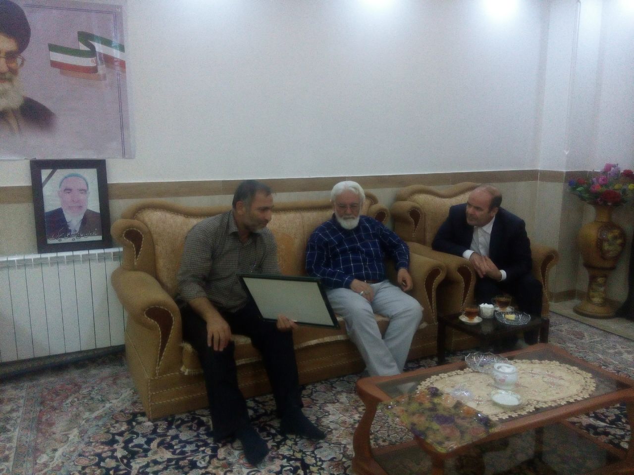 دیدار دکتر قنبری همدانی با خانواده شهیدان میرکریمی در قلعه نو خرقان+عکس