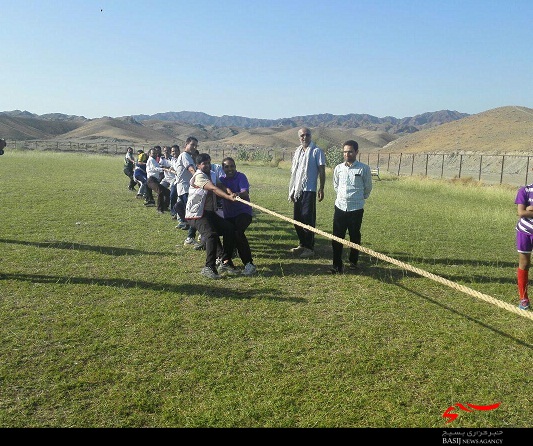 دو همگانی و کوهپیمایی مسئولین همراه با ورزشکاران در منوجان برگزارشد