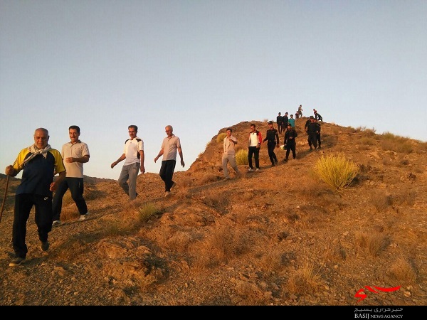 دو همگانی و کوهپیمایی مسئولین همراه با ورزشکاران در منوجان برگزارشد