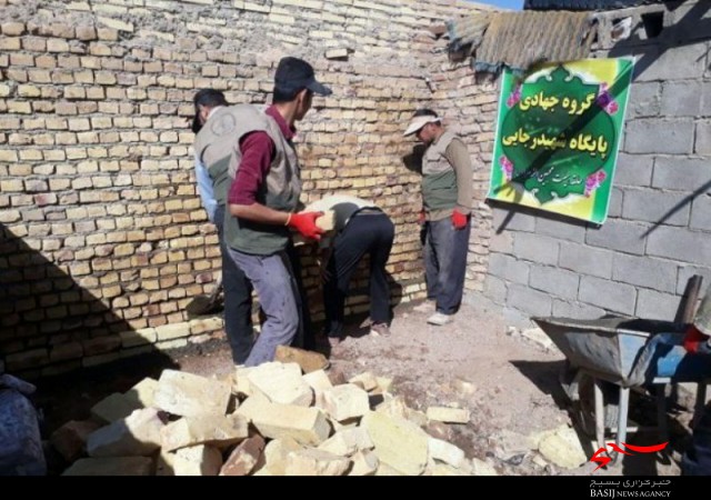 ترمیم خانه یکی از مددجویان اناری توسط بسیجیان