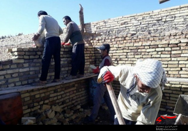 ترمیم خانه یکی از مددجویان اناری توسط بسیجیان
