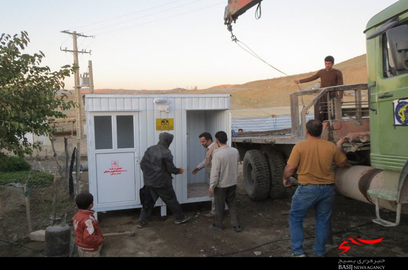 توزیع و نصب 21 کانکس در سه روستای زلزله‌زده ازگله